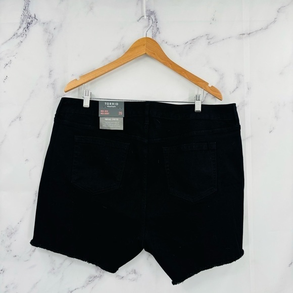 Torrid 5 Inch Vintage Stretch Mid-Rise Short - Deep Black - Picture 5 of 6